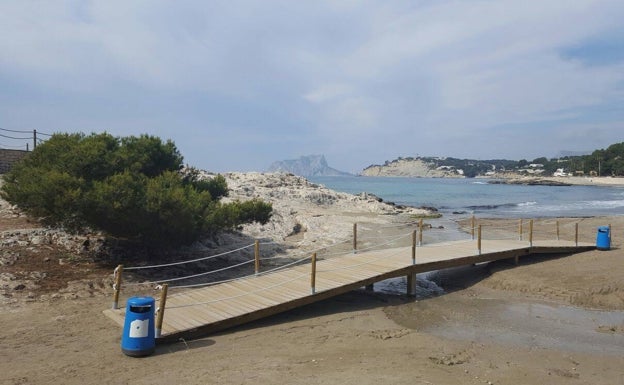 Fallece un bañista de 60 años ahogado en la playa de l'Ampolla de Teulada-Moraira