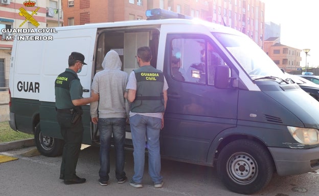 Asaltan una casa en Benifaió y maniatan a la propietaria para robar en su interior