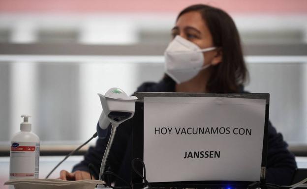 Una mujer de 37 años fallece tras recibir la vacuna contra el Covid y Bélgica suspende las inyecciones de Janssen a los menores de 41