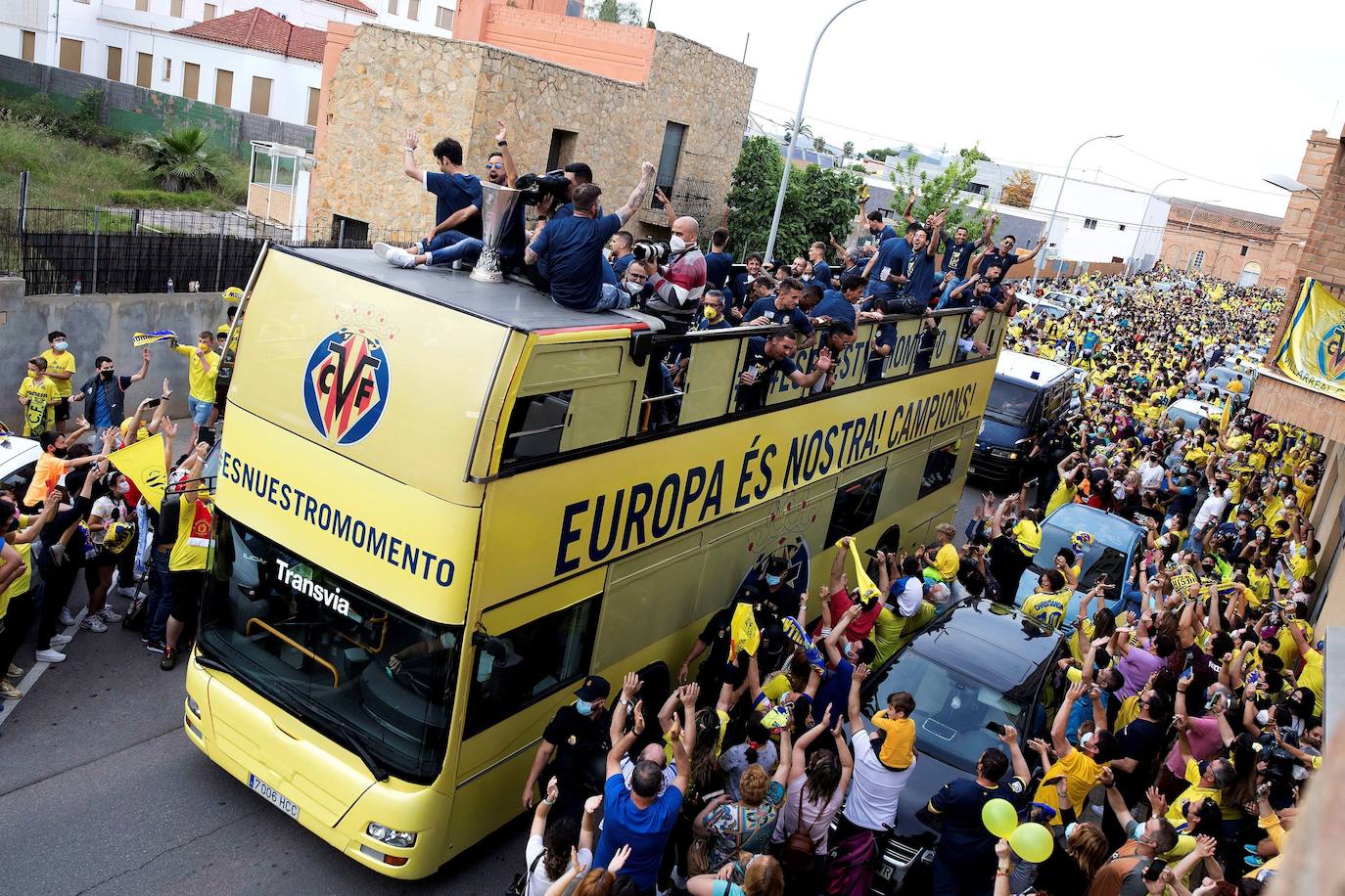 Vila-real celebra el título de la Europa League con la plantilla y los técnicos