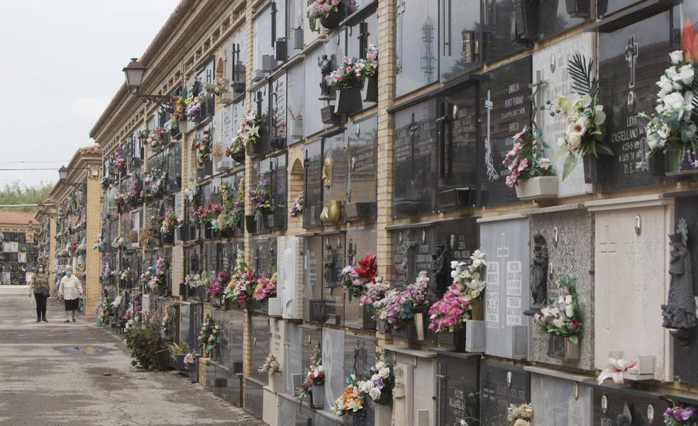 Los cementerios de Valencia sólo tienen nichos para entierros durante tres meses