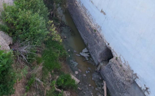 Una finca de Museros vierte sus aguas residuales en la acequia que riega la huerta