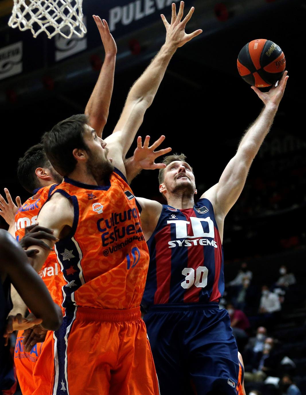 Las mejores imágenes del Valencia Basket-TD Systems Baskonia (Primer partido)