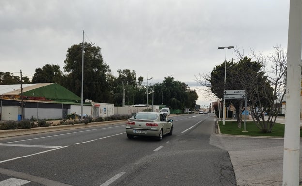 El Perelló se asfixia al no tener terreno para crecer y por el retroceso su playa