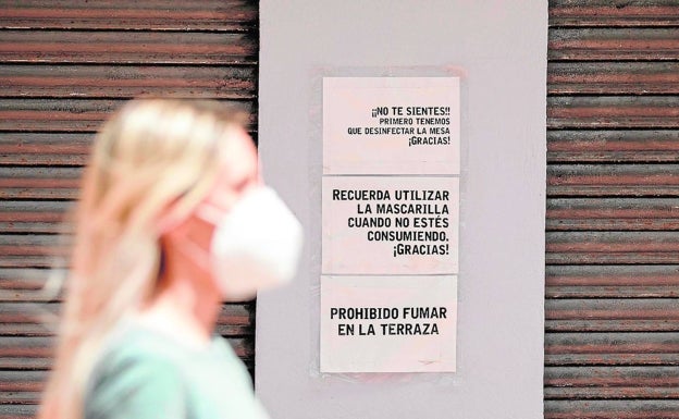 Sanitarios abogan por aliviar restricciones al aire libre pero mantenerlas en locales