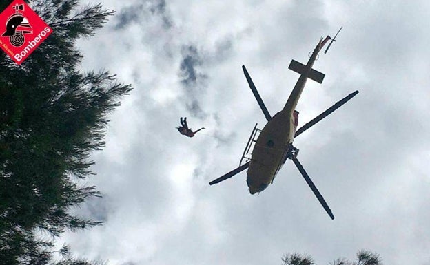 Rescatan en helicóptero a una senderista herida en Calp