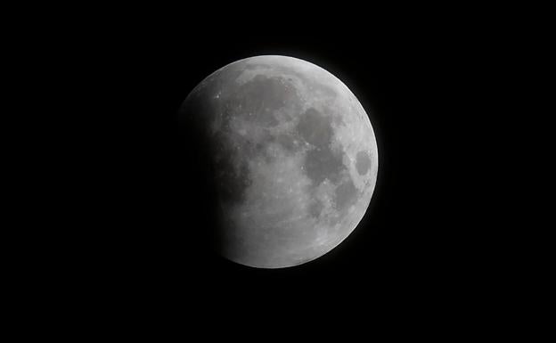 Calendario lunar de junio: la superluna, el solsticio y el eclipse solar de este mes