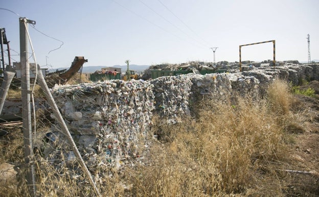 El Consell clausura la planta de plástico de Utiel tras llegar a acumular 30.000 toneladas