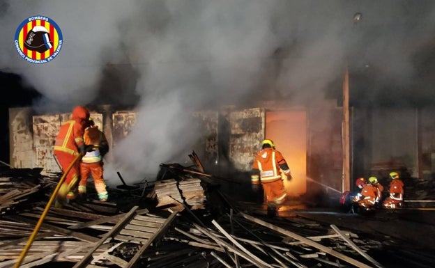 El fuego arrasa una nave abandonada en Benifaió