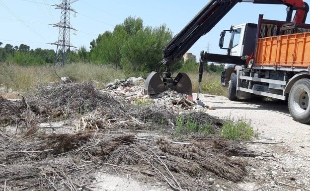 La Nucia retira los vertidos de la urbanización Convent de les Monges