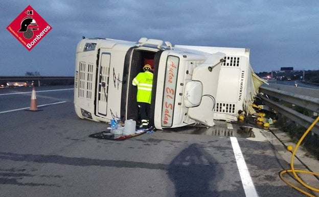 Un camión vuelca en la autovía y deja 500 litros de gasoil en la calzada