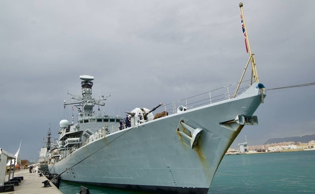 Dos barcos de guerra en el puerto de Alicante: las fragatas Méndez Núñez y HMS Kent