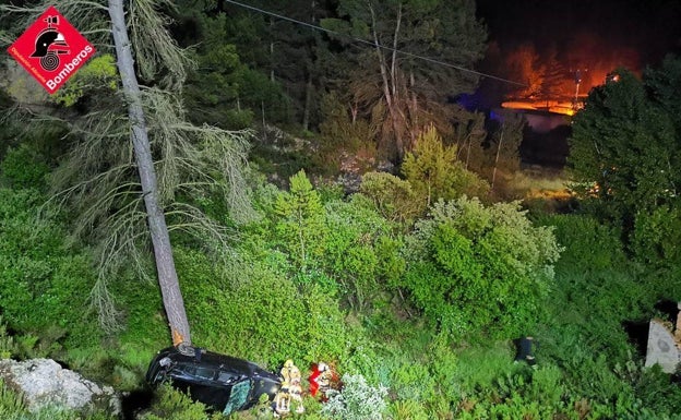 Dos heridos al precipitarse un coche por un barranco en Alcoy