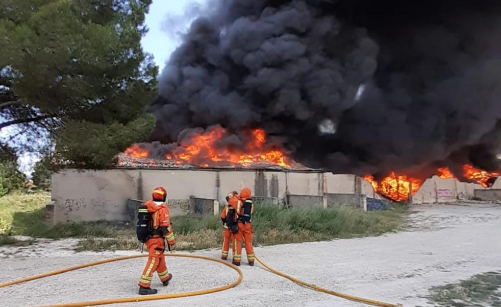 El fuego arrasa gran parte de una nave de almacenaje de ropa usada en l'Olleria