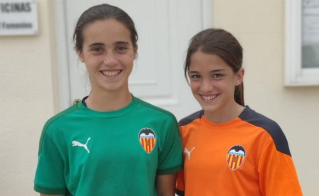 Marta Llorca y Gemma Pastor, campeonas de liga con el Valencia Infantil