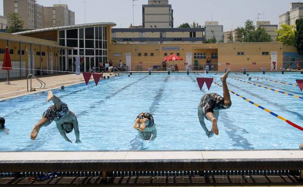 Las normas para usar las piscinas públicas y comunitarias en Valencia este verano: mascarilla y límite de aforo