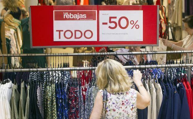 Las rebajas de verano se adelantan a junio: ¿Cuándo empiezan las ofertas en Zara, Mango y otras tiendas?