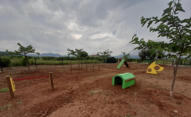 La Font estrena parque para perros con juegos y árboles