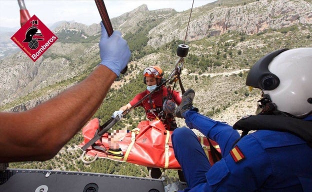 Un senderista, herido en Xaló al caer por un barranco en la ruta del Forat de Bèrnia