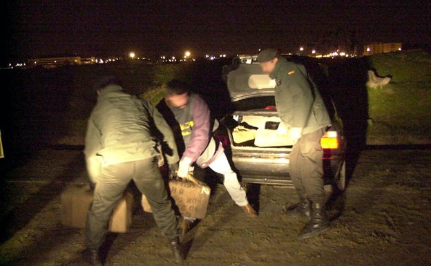 Hallan un bidón con 50 kilos de hachís en la playa del Cabanyal