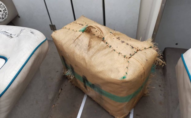 Un nadador encuentra 40 kilos de hachís en las aguas de La Patacona