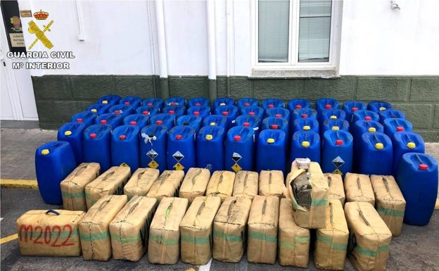 La Guardia Civil desmantela una banda criminal que ocultaba dos toneladas y media de hachís en un yate de Santa Pola