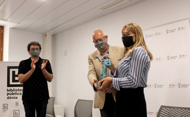 M. Francisca Borox recibe el Premio 'Ciutat de Dénia' para la Formación de Personas Adultas