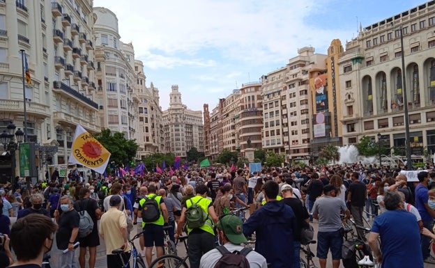 Cientos de personas salen a la calle contra la ley mordaza en Valencia