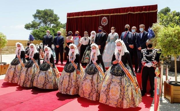 Las candidatas a bellea del foc infantil se presentan en el Castillo de Santa Bárbara