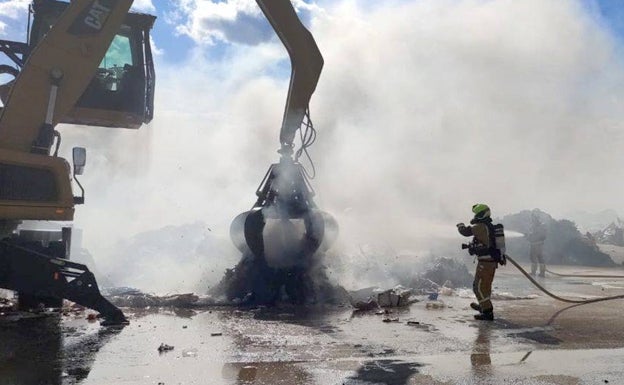 Un incendio sin heridos daña el exterior de la planta de Vaersa en Villena