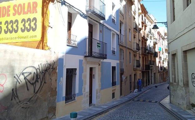 Un peldaño confina a los mayores