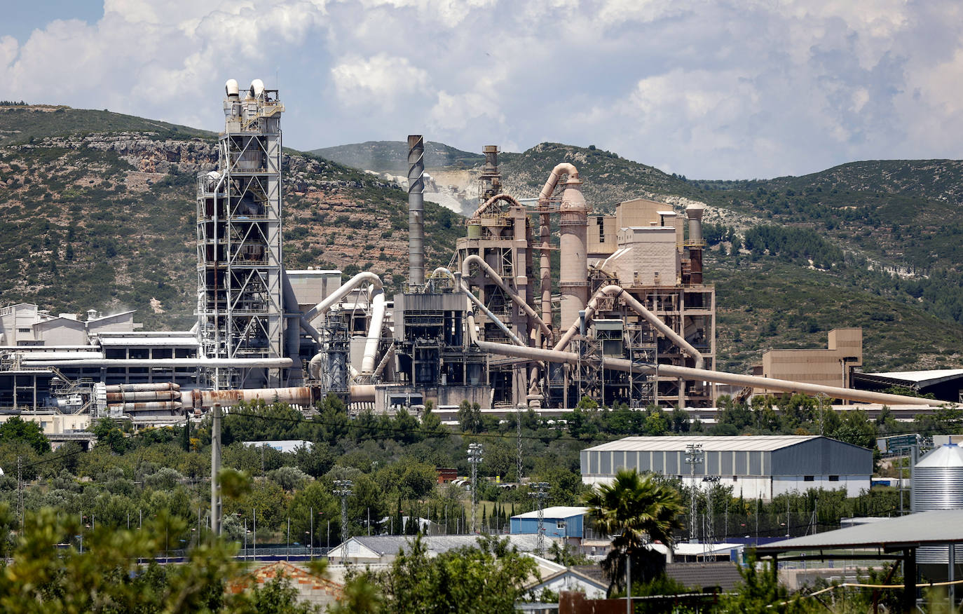 El Consell planea incinerar 30.000 toneladas al año de residuos peligrosos en la planta de Buñol