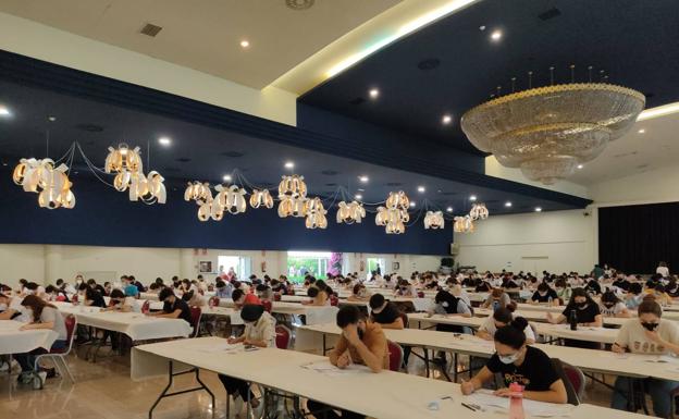 500 alumnos realizan la selectividad en un salón de banquetes de Alzira