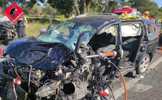 Muere una mujer y otras tres personas resultan heridas en un choque frontal entre dos coches en Santa Pola