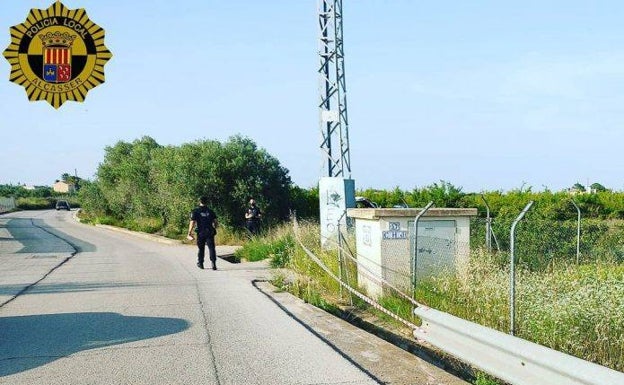 Las Policías Locales de Albal y de Alcàsser evitan el robo del quitamiedos de un camino rural