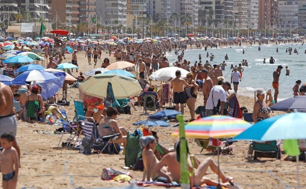 Sanidad vacuna a miles de turistas y exige al Ministerio más dosis