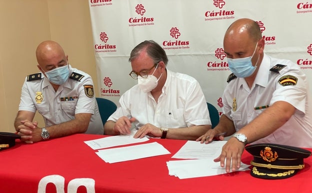 Policía Nacional de Gandia se vuelca con Cáritas y ayudará a la oenegé en trámites y formará a voluntarios