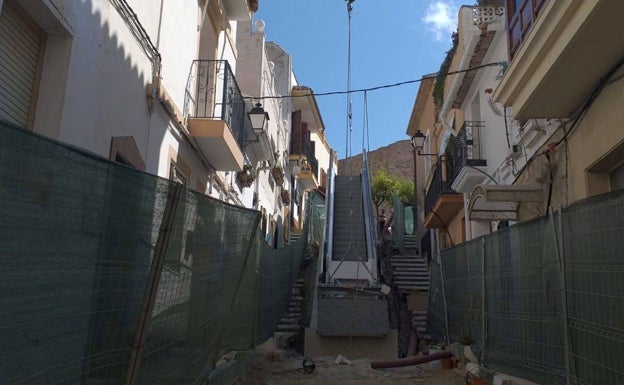 Calp inicia la instalación de las escaleras mecánicas de la calle Alcalde Vicente Pastor