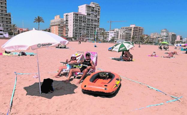 La costa valenciana mantiene las parcelas y el aforo reducido en sus playas