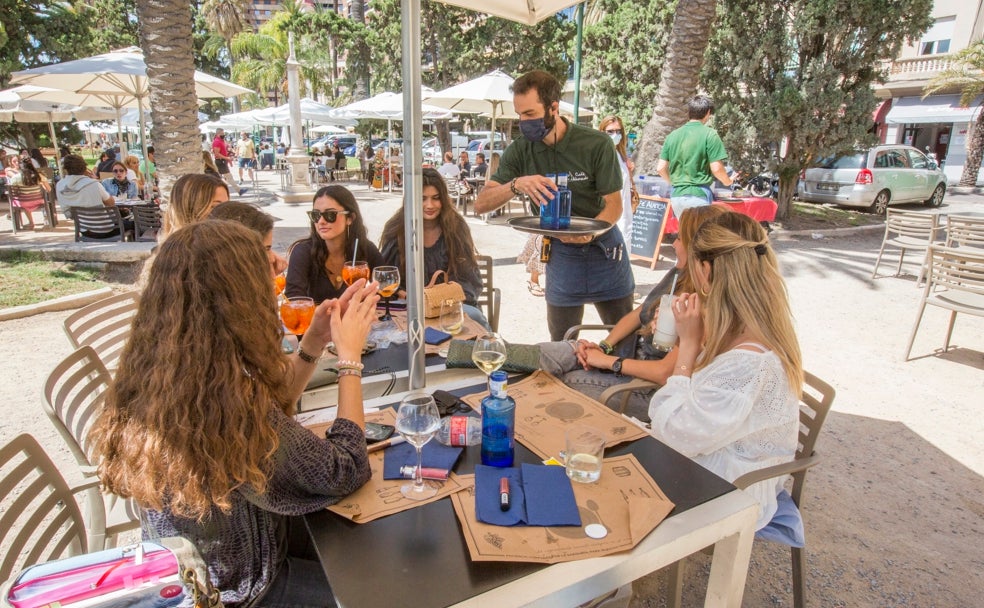 Café Alameda, veladores al mediodía