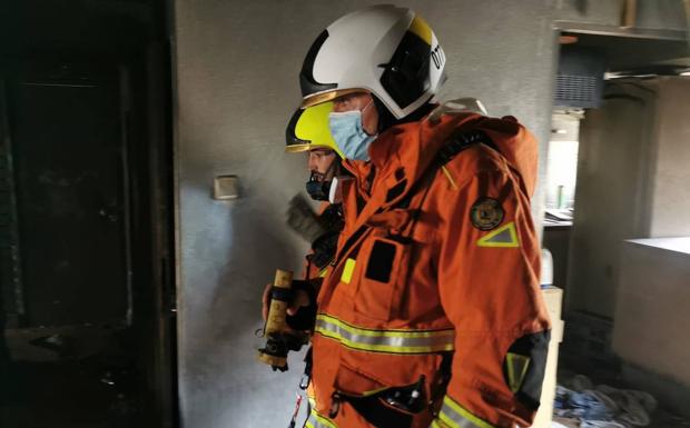 La policía detiene a un hombre por el incendio con un muerto y tres heridos en un piso de Algemesí