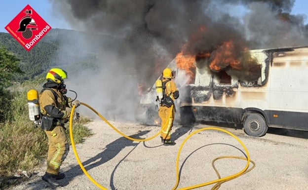 Arde una caravana de grandes dimensiones en la CV-70 en Alcoy