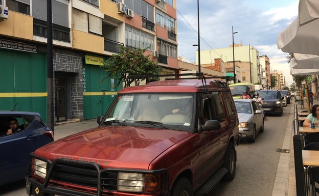 Colas de tráfico en las avenidas de Gandia por las obras en el puente de Alicante