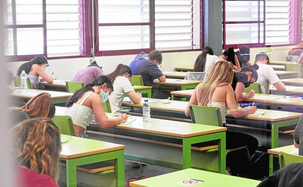 Los alumnos valencianos de selectividad: «Tememos que la pregunta por nuestra ideología influya en la nota»