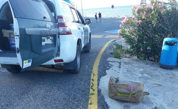 Un guardia civil fuera de servicio localiza un fardo de droga en aguas de Dénia mientras hacía piragüismo