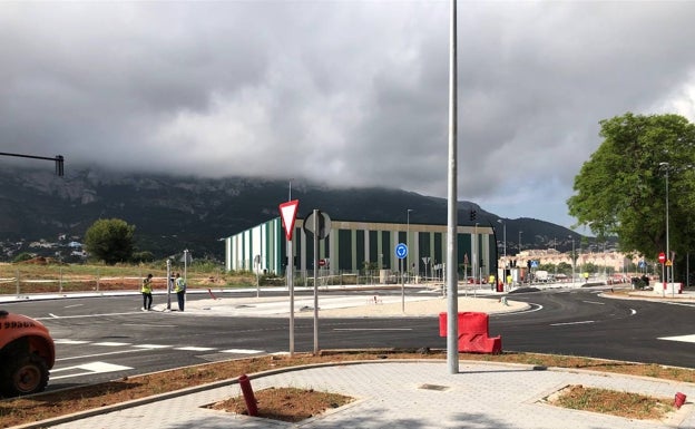 La avenida Joan Fuster de Dénia se reabre al tráfico esta tarde tras acabar la nueva rotonda del TRAM