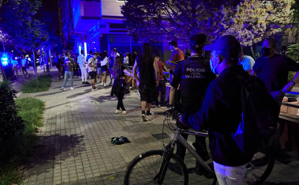 El Ayuntamiento achaca a los Erasmus los botellones en la playa de este fin de semana en Valencia