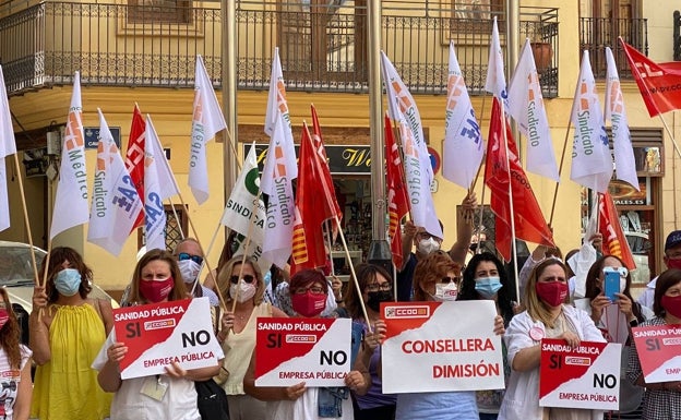 Los sindicatos muestran su rechazo a la empresa pública de salud con otra protesta ante el Palau de la Generalitat