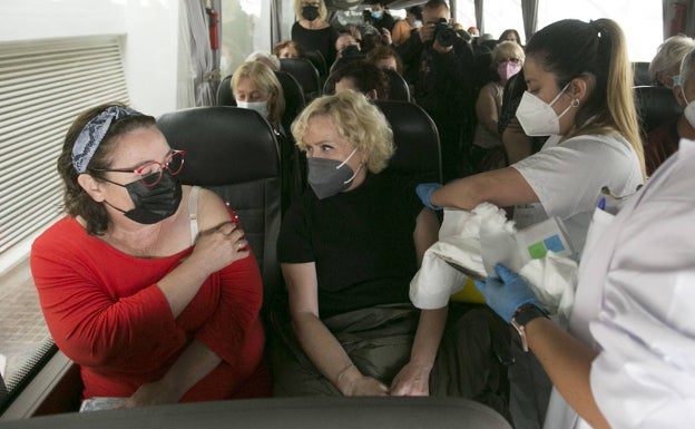 Los enfermeros hacen más de mil horas extra al día por la vacunación masiva mientras Sanidad bloquea nuevos contratos