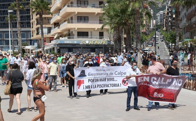 200 personas se manifiestan en Calp contra la ampliación de la piscifactoría